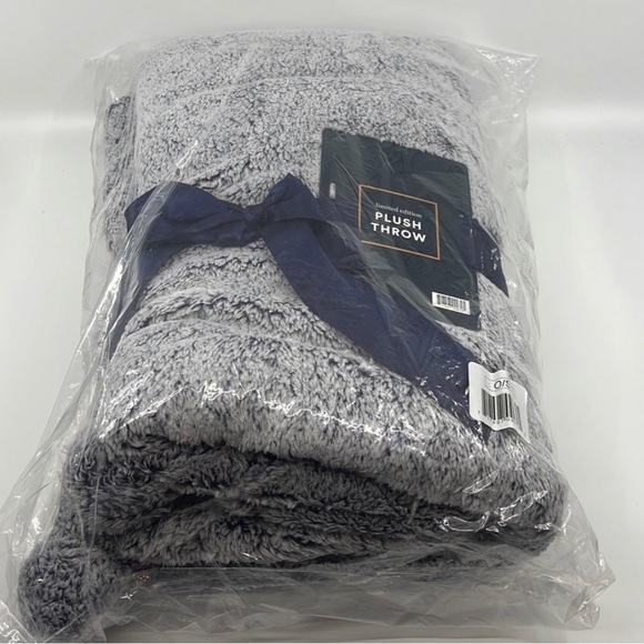 Luxury Bath Robe or Throw Blanket Super Soft Gift Wrapped in a Bow - Picture 4 of 7